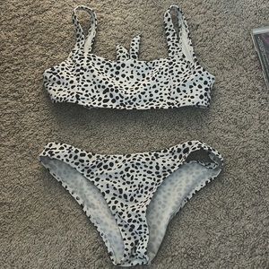 I’m selling this because it doesn’t fit me. I’ve only wore about once or twice.